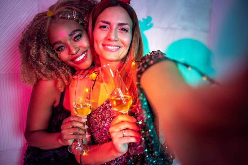 Frauen Paar beim Sekt auf der Diversity Ballnacht